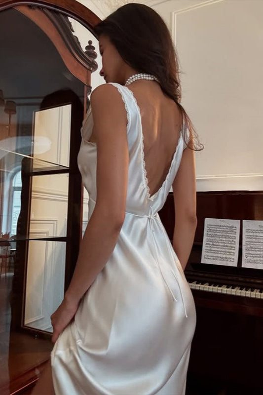 Vestido midi de satén con escote de pico sin espalda con adornos de encaje y cintura