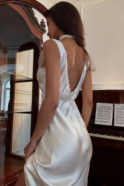 Vestido midi de satén con escote de pico sin espalda con adornos de encaje y cintura