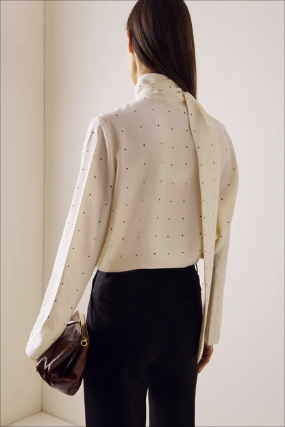 Blusa suelta de lunares con lazo