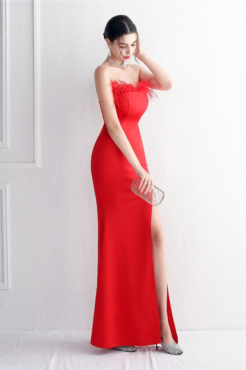 Vestido de fiesta elegante sin tirantes con ribete de plumas