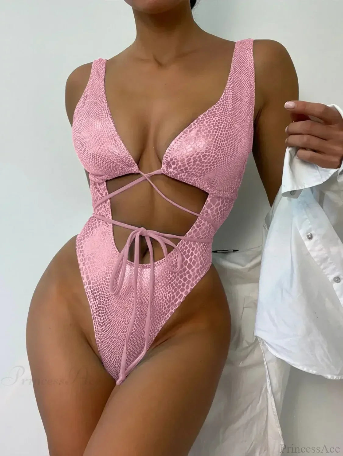 Traje de baño de una pieza con estampado de serpiente negra y diseño cruzado