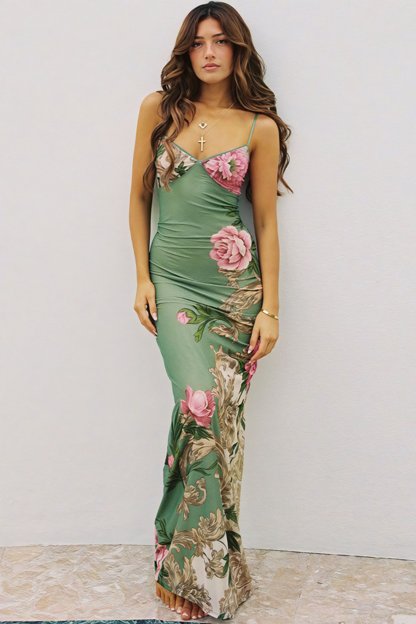 Vestido largo sexy con estampado, cuello en V, tirantes finos y espalda descubierta