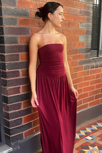 Vestido largo formal sin tirantes con hombros descubiertos