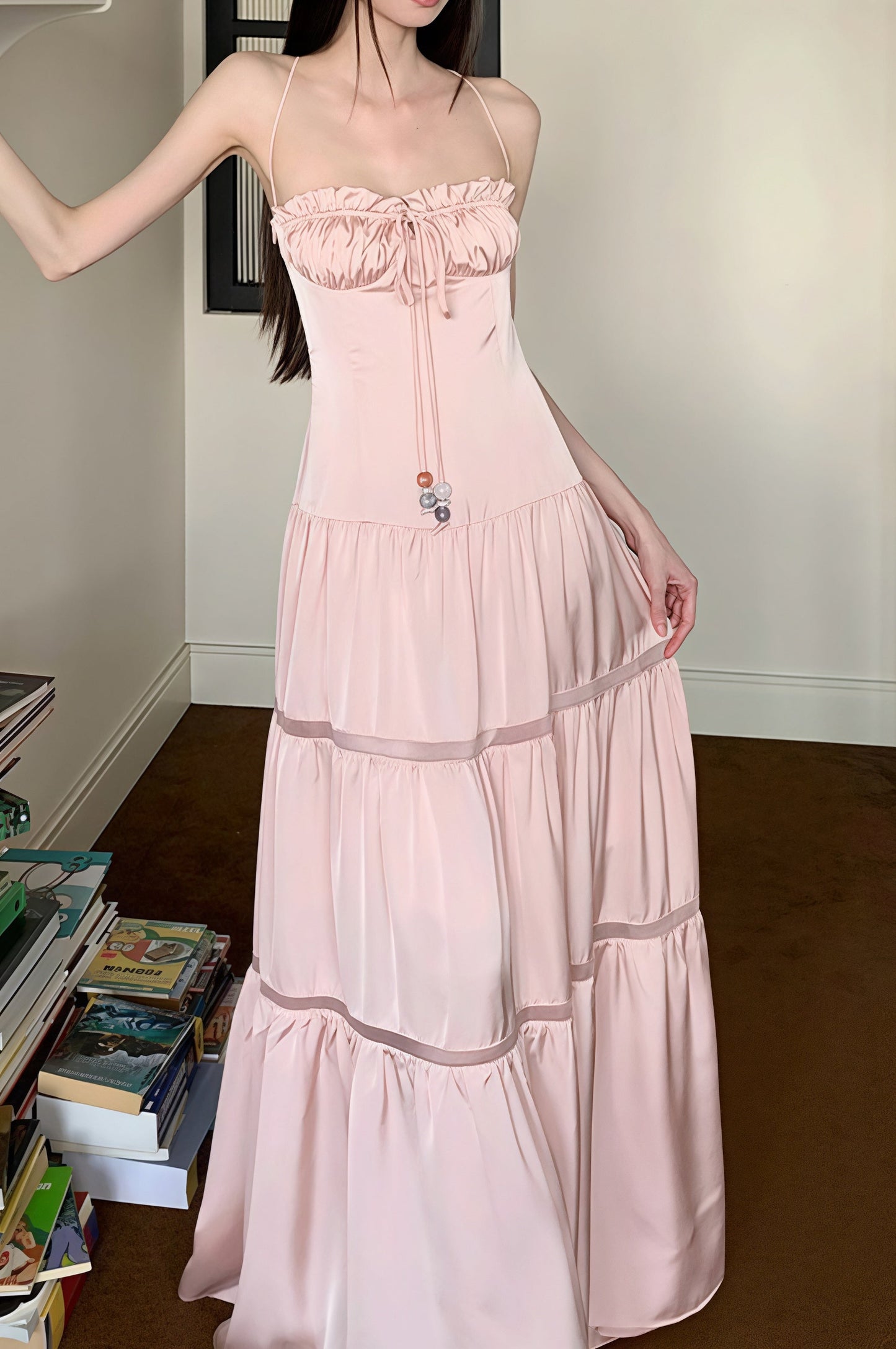 Vestido largo de satén rosa con tirantes finos sin tirantes