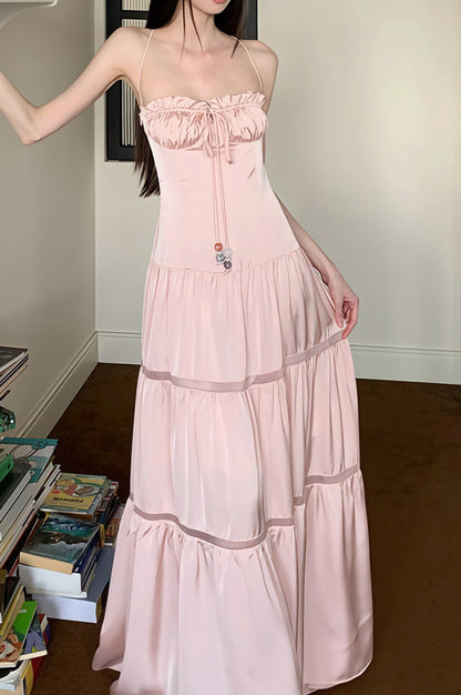Vestido largo de satén rosa con tirantes finos sin tirantes