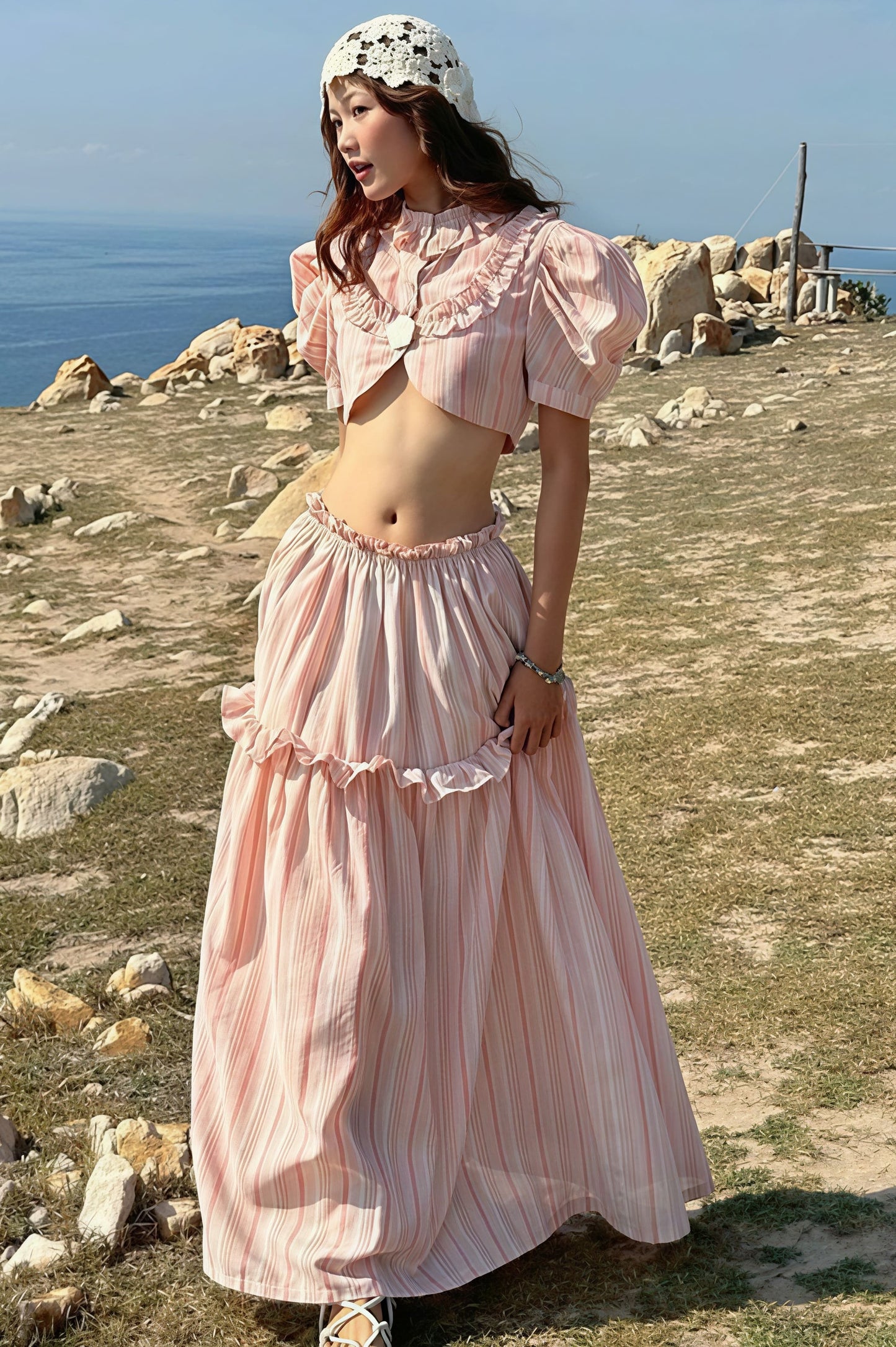 Conjunto de falda con top corto sin tirantes con aberturas y hombros regulares