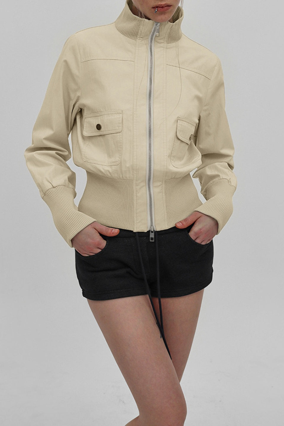 Chaqueta con cuello alto y cinturón estilo utilitario