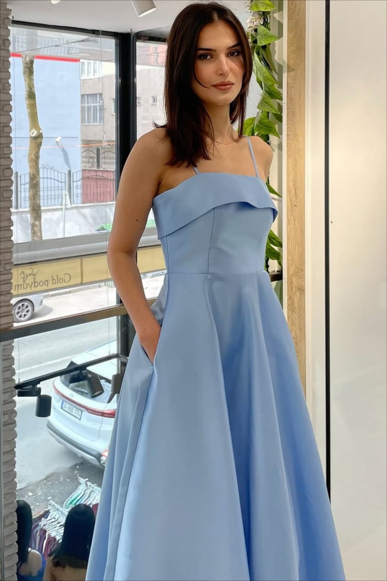 Elegante vestido de noche vintage de satén liso