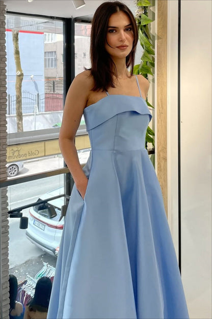 Elegante vestido de noche vintage de satén liso
