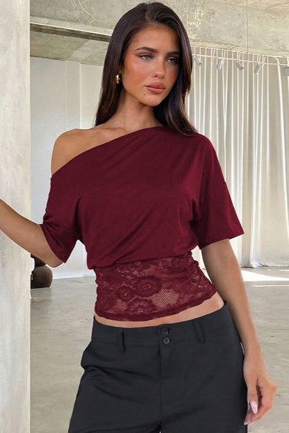 Camiseta corta asimétrica con hombros descubiertos y encaje en la cintura