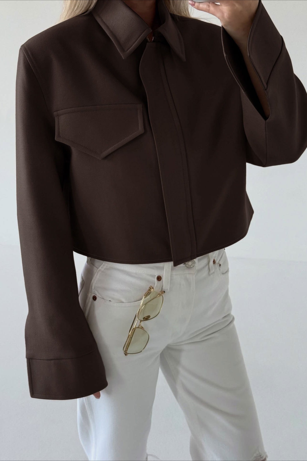 Chaqueta corta marrón con cremallera
