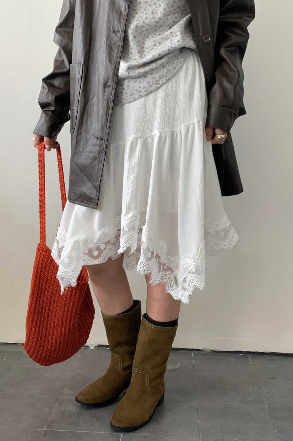 Falda Midi Asimétrica con Paneles de Encaje, Elegante y a la Moda