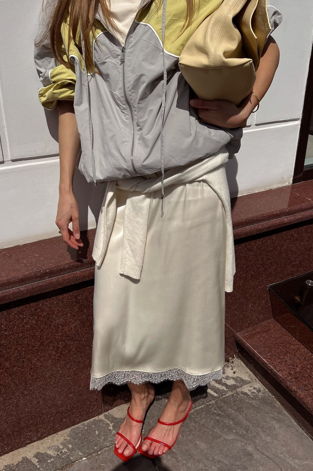 Falda midi elegante con ribete de encaje y lazo en la cintura