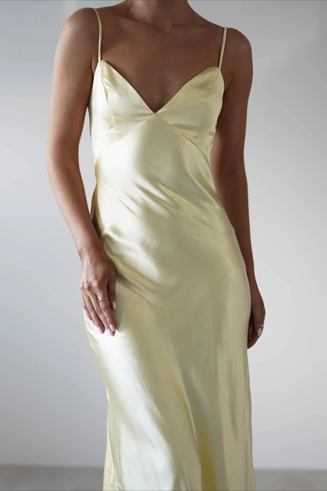 Vestido de fiesta sin espalda con lazo de satén
