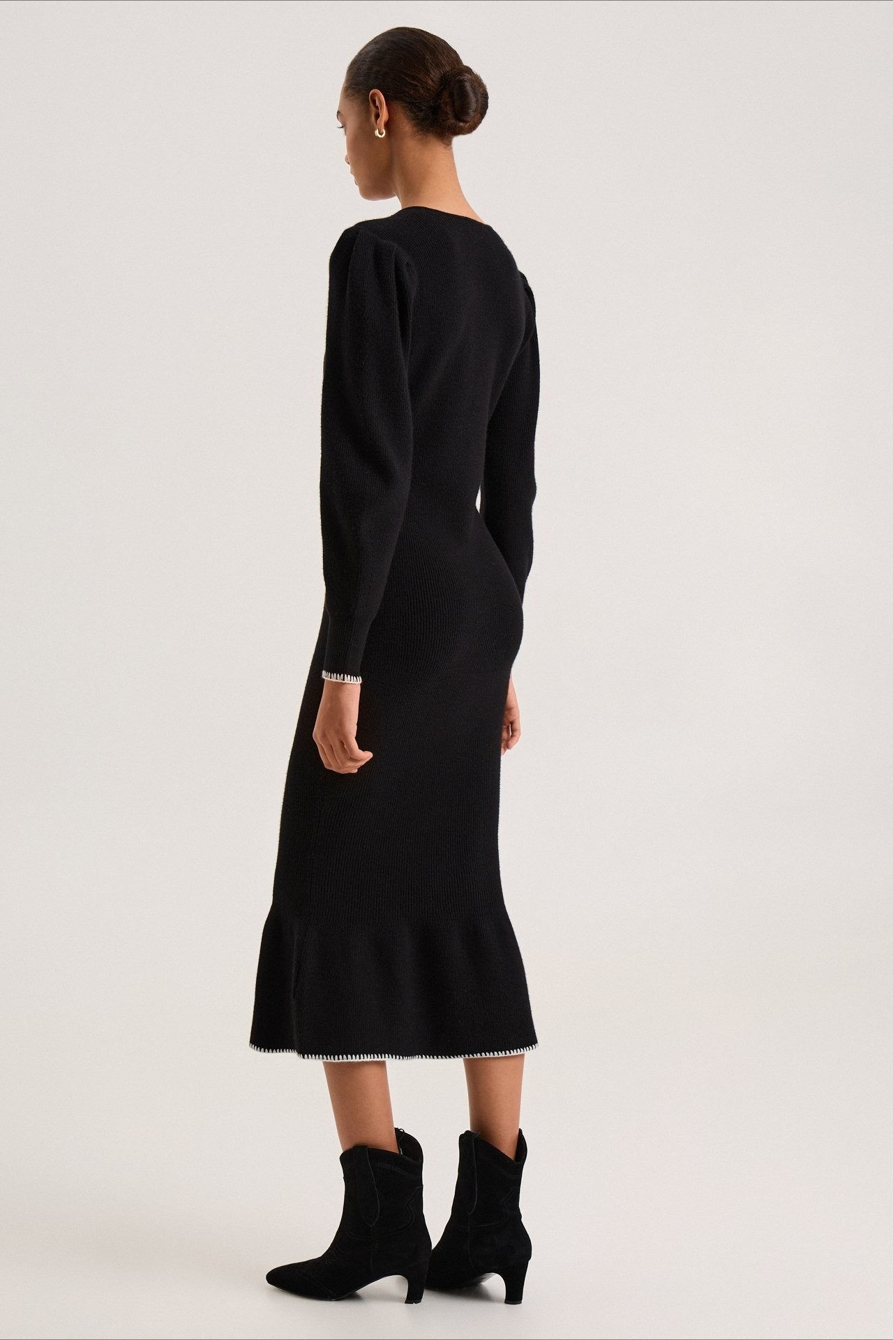 Vestido de suéter con volantes y ribete en contraste
