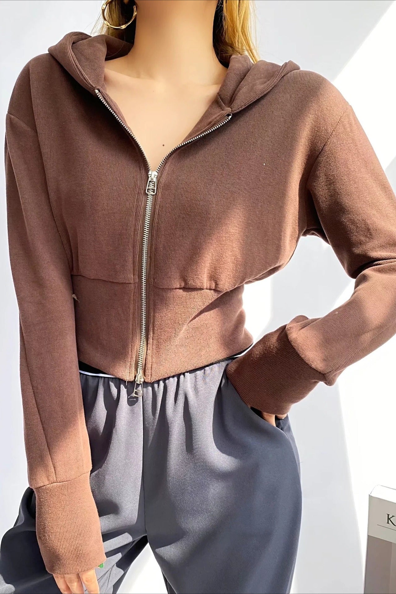 Sudadera con capucha corta, doble cremallera y corte ajustado