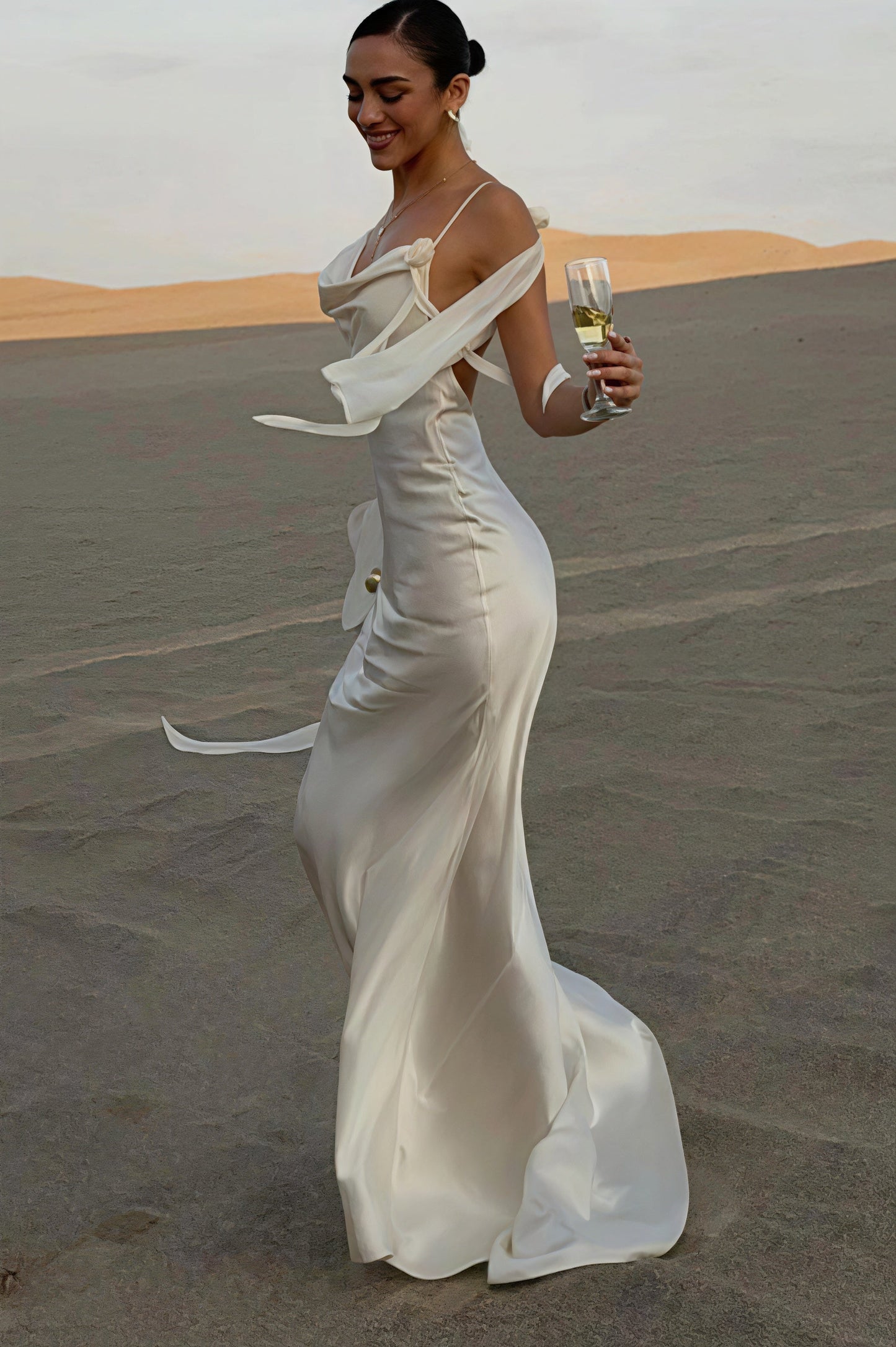 Vestido largo elegante sin espalda de satén liso con estampado floral