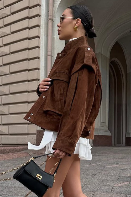 Chaqueta de gamuza con hombros anchos y bolsillos