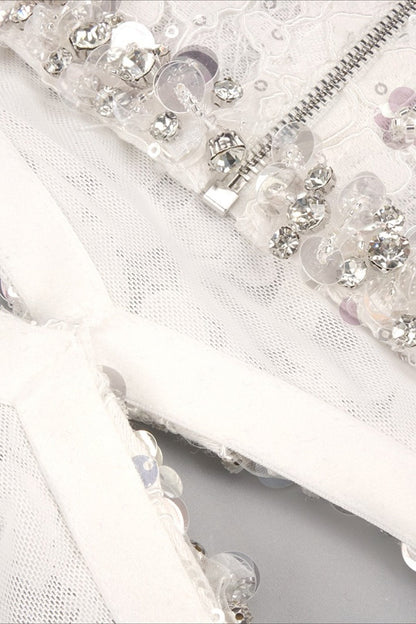 Vestido de recepción entallado con capa, encaje, cuentas y lentejuelas