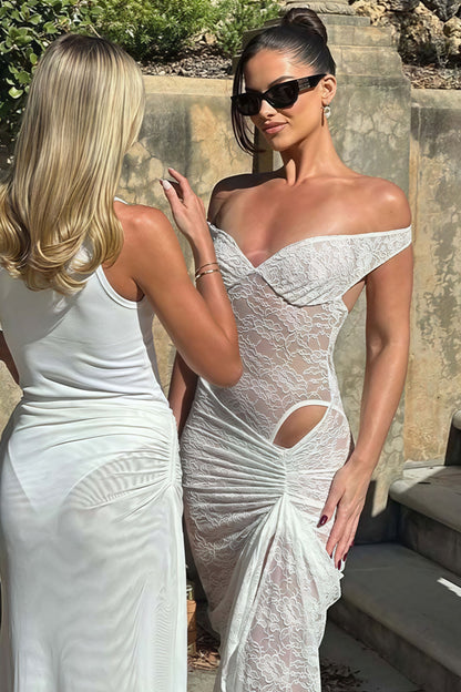 Sensual vestido largo de encaje transparente con retazos y espalda descubierta y abertura