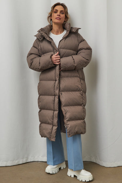Chaqueta plumas extralarga con capucha