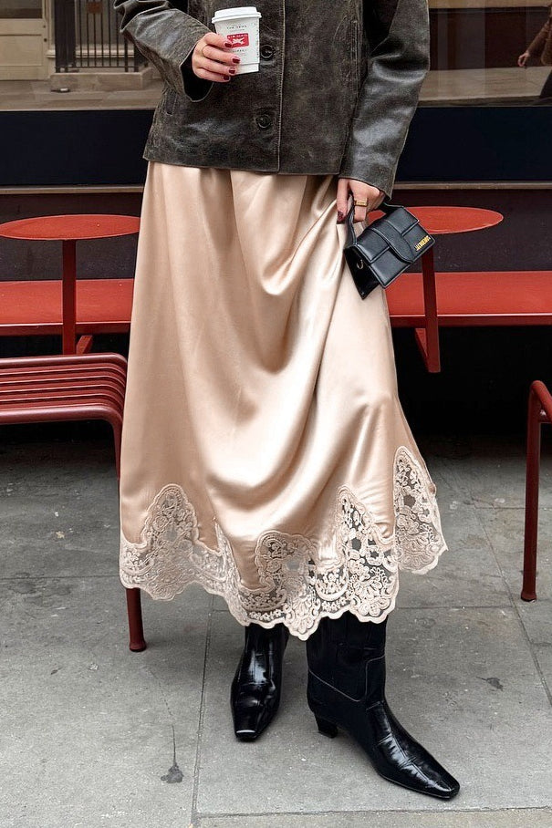 Elegante falda evasé con ribete de encaje