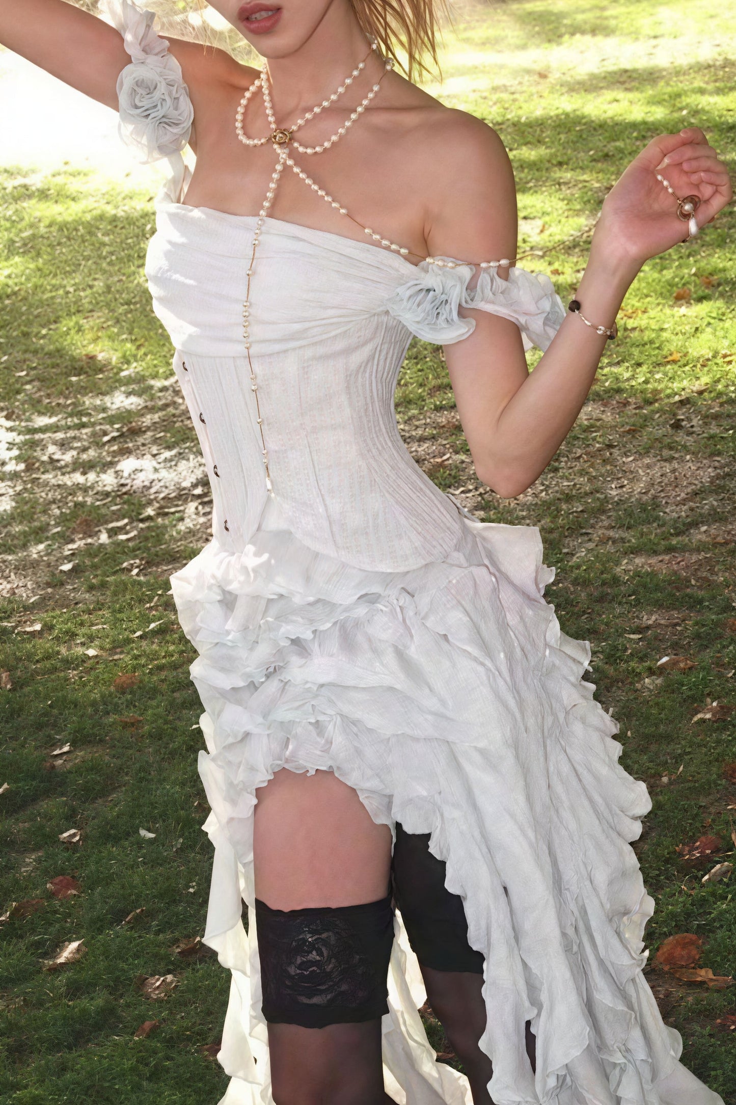 Minivestido fluido halter con borlas y bajo irregular
