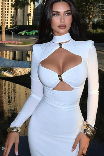 Vestido maxi entallado con aberturas, adornos metálicos, liso, elegante y minimalista