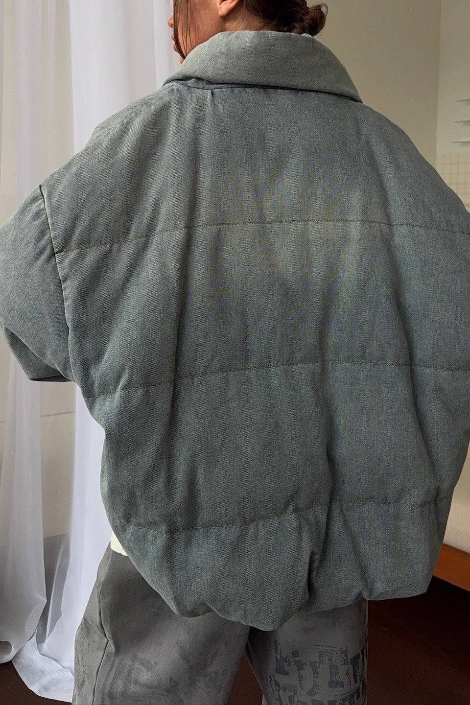 Chaqueta acolchada de cuello alto de mezclilla lavada