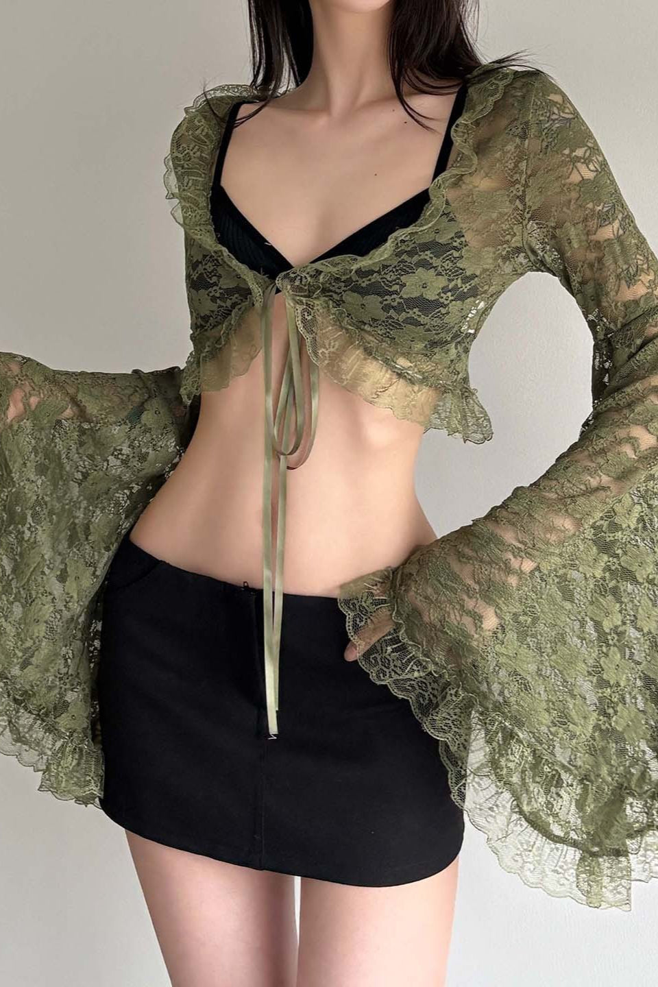 Blusa de encaje con cuello de pico y manga acampanada semitransparente