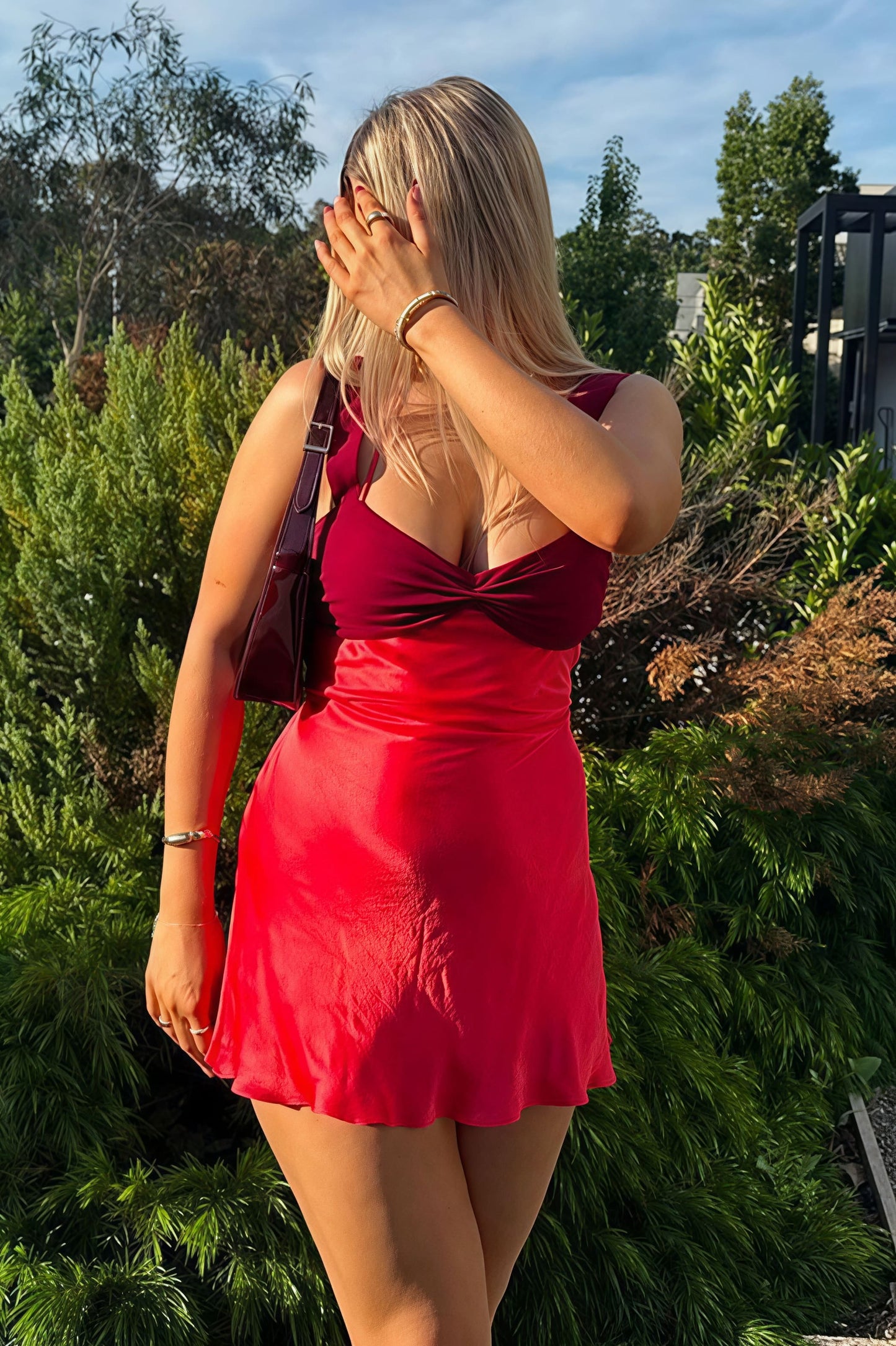 Minivestido sexy sin espalda de satén con tirantes
