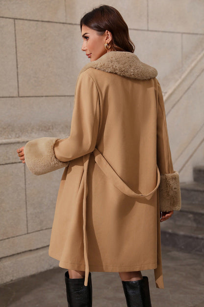 Gabardina midi con cinturón y cuello de piel