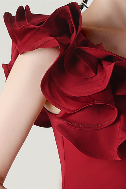 Vestido de fiesta de satén con volantes florales y un solo hombro