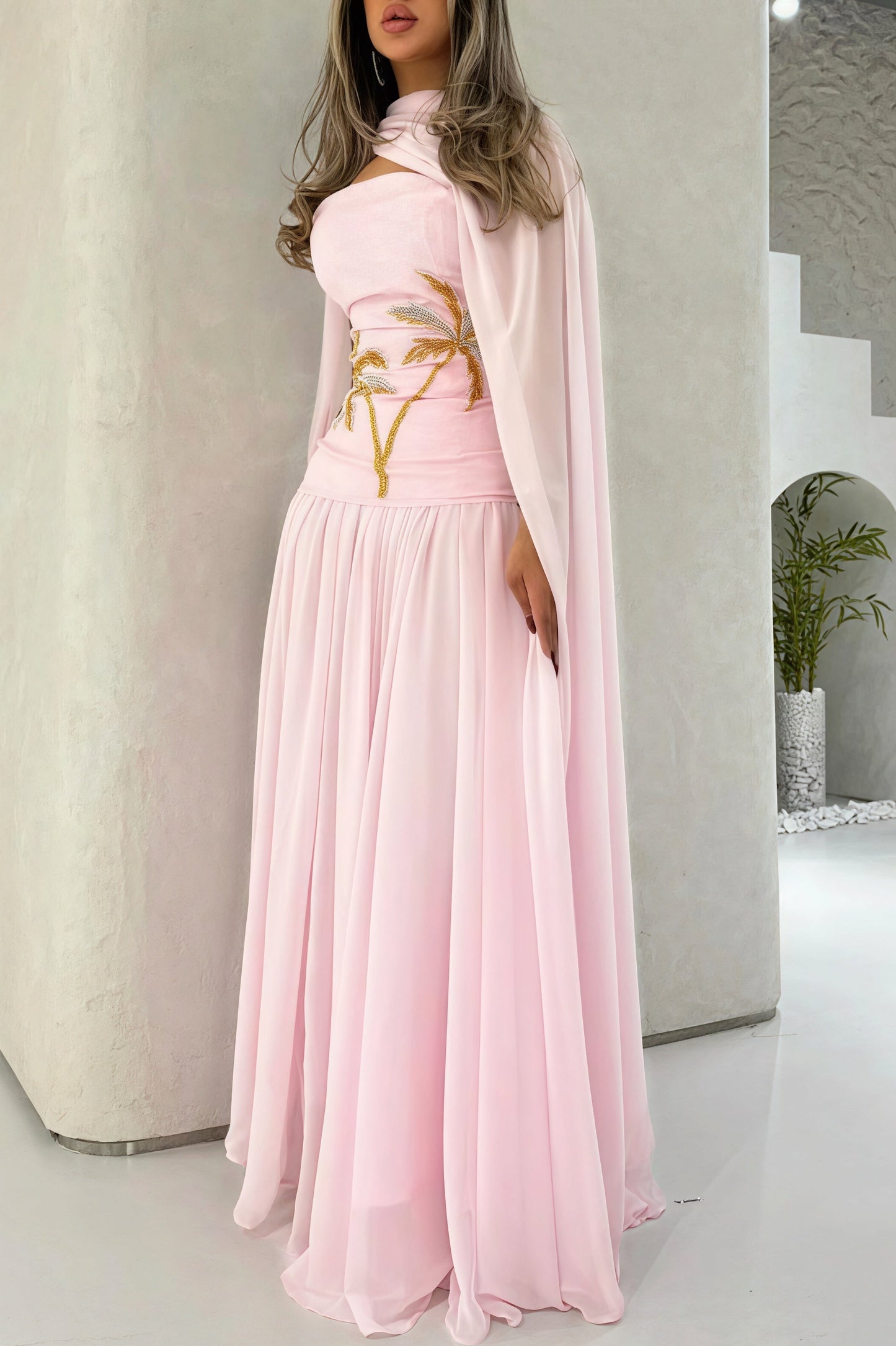Elegante vestido largo de gasa con capa y abalorios