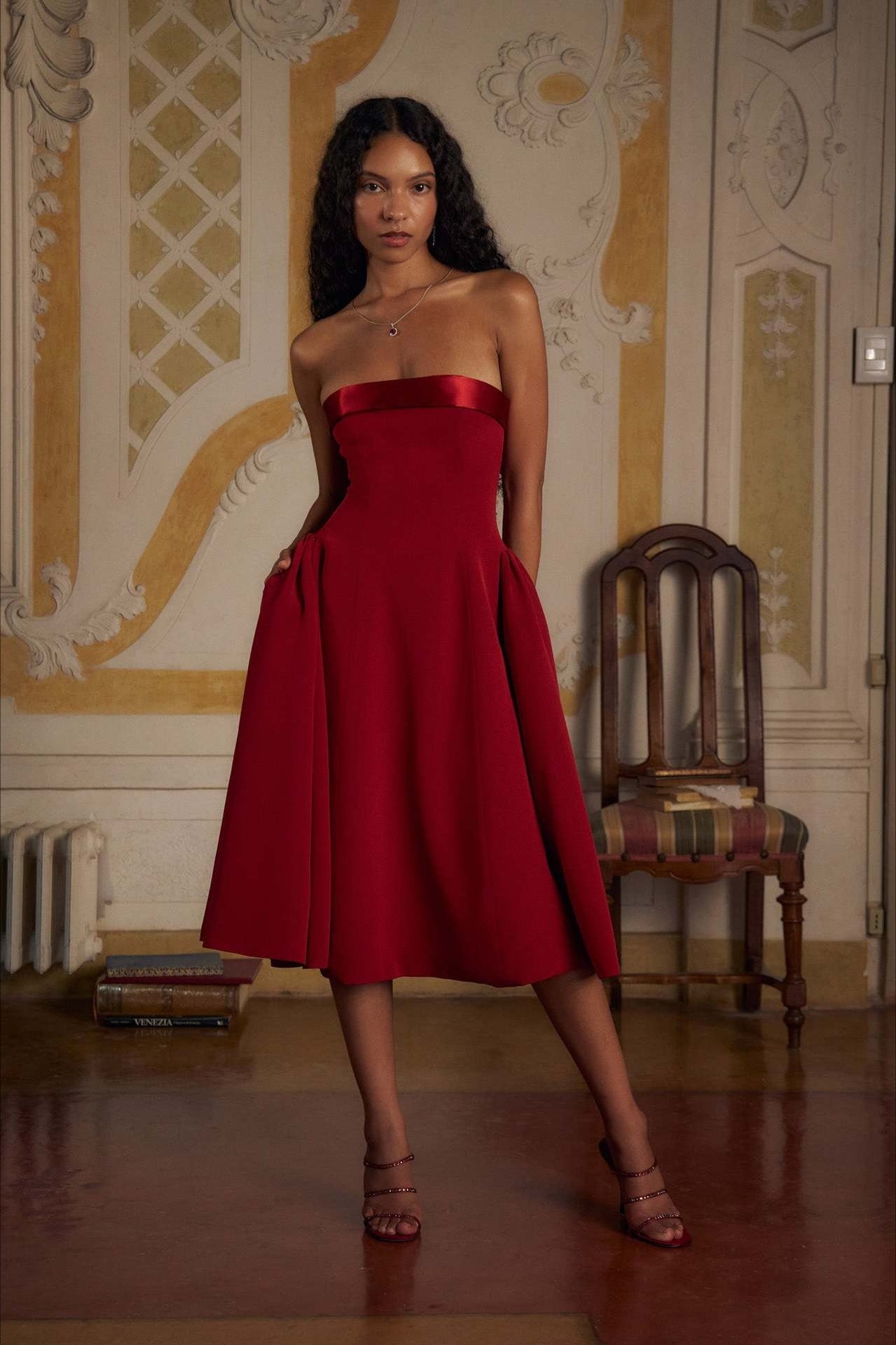 Vestido de Fiesta Elegante con Espalda Abierta, Cintura Ajustada y Diseño de Retazos sin Tirantes