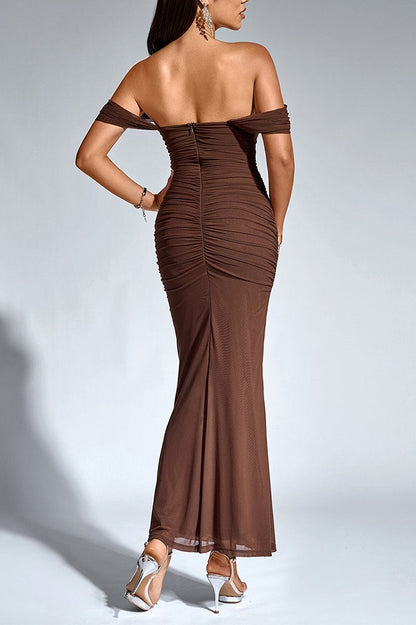 Vestido formal sin espalda fruncido de malla con varillas