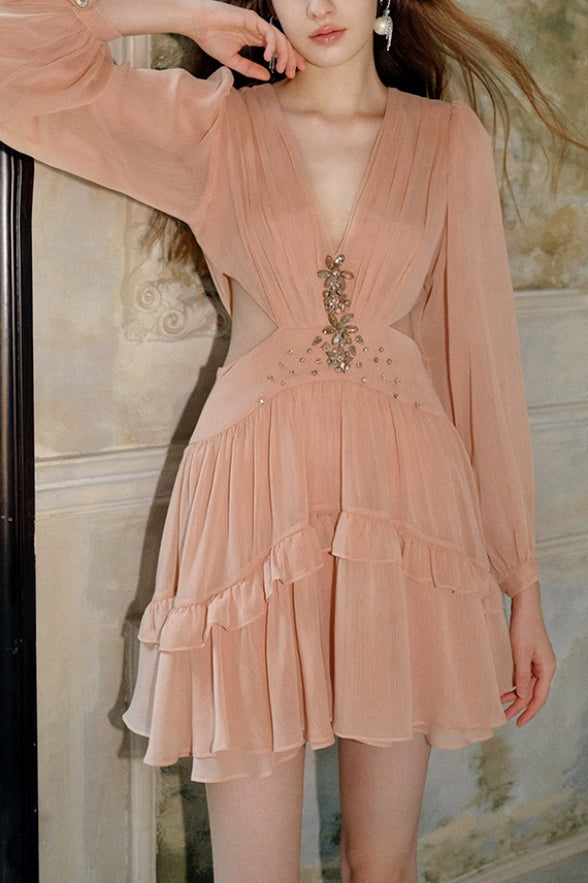 Elegante minivestido de chifón con cuello en V profundo, aberturas en la cintura y pedrería