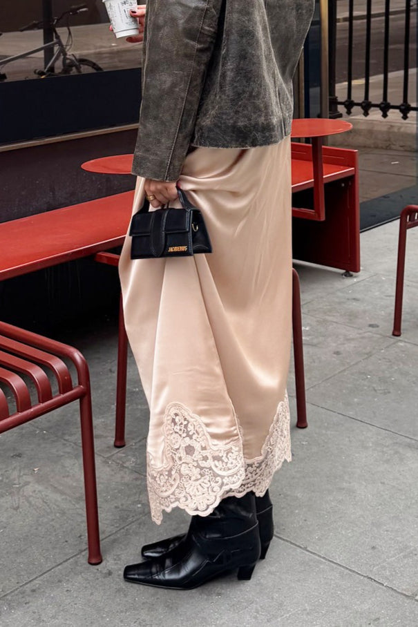 Elegante falda evasé con ribete de encaje