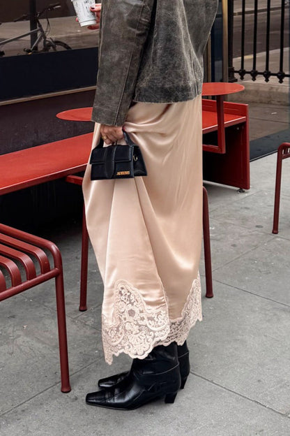 Elegante falda evasé con ribete de encaje