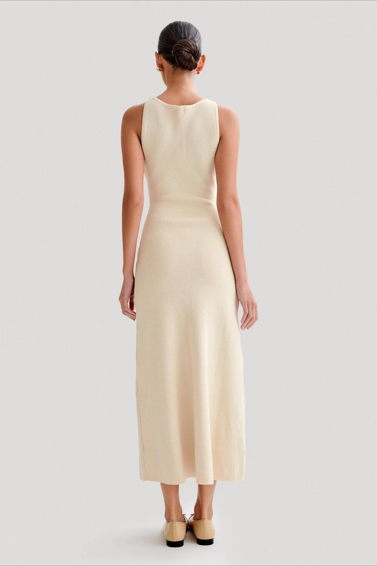 Vestido de punto sin mangas con cuello redondo