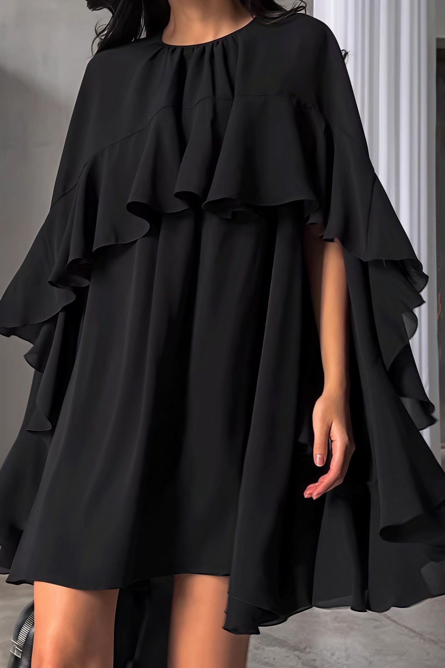 Minivestido Elegante con Capa de Volantes y Manga Media