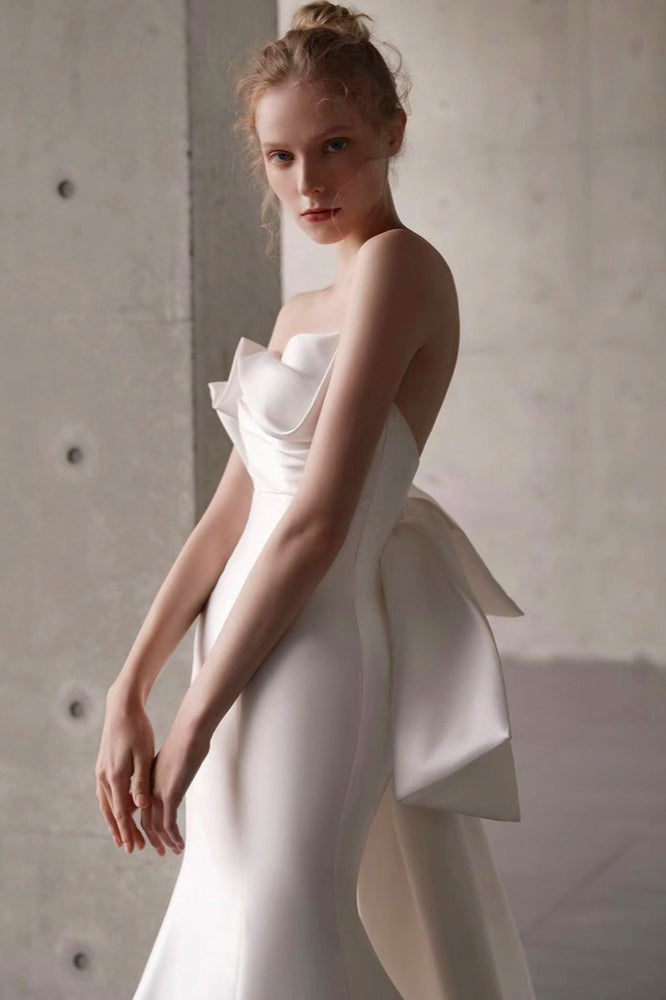 Vestido de novia de raso con escote palabra de honor, cola y lazo