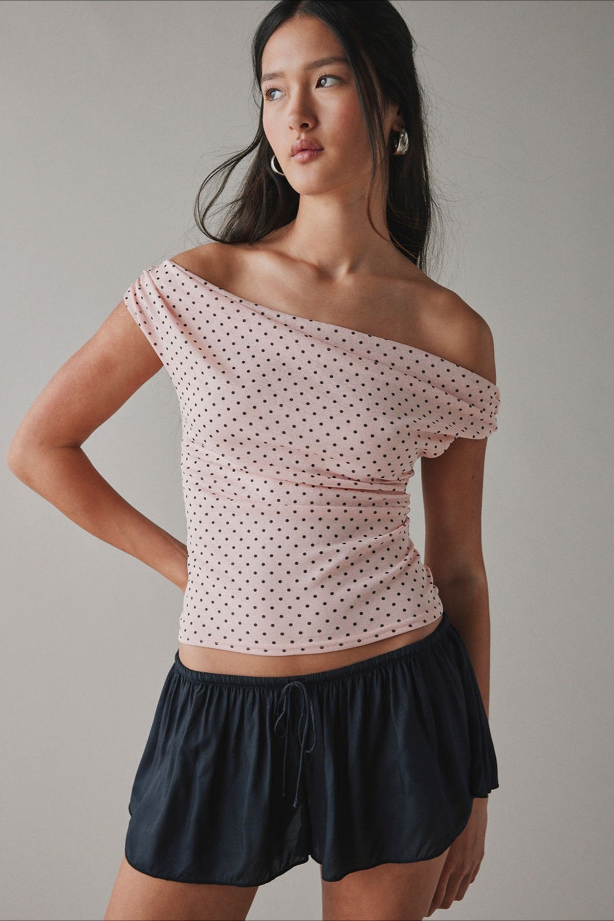 Camiseta corta fruncida con estampado de un solo hombro