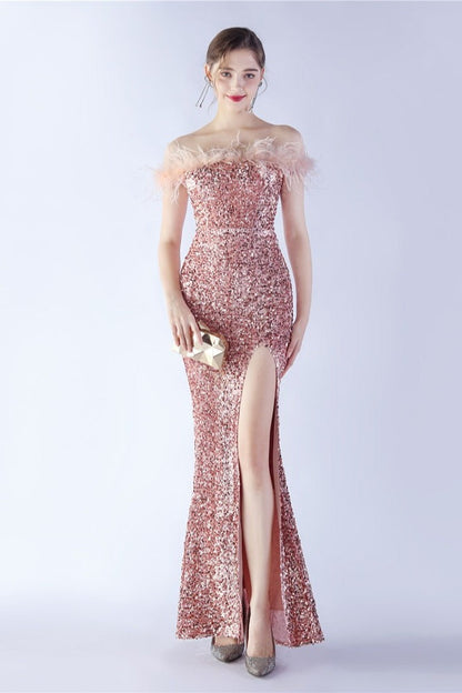 Vestido formal de terciopelo con lentejuelas y plumas de avestruz, con hombros descubiertos
