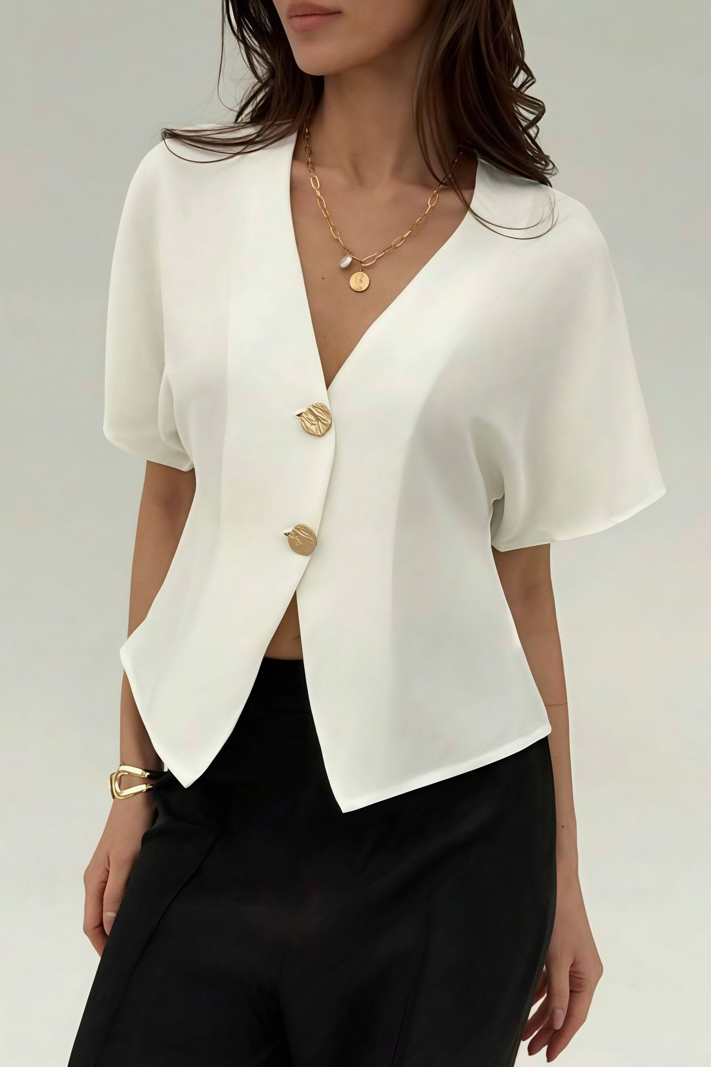 Blusa de manga corta con botones irregulares en la parte delantera