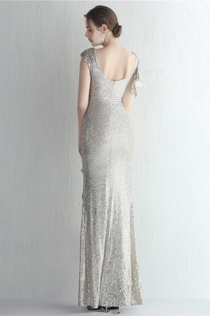 Vestido de gala de sirena con purpurina, cuello alto y abertura