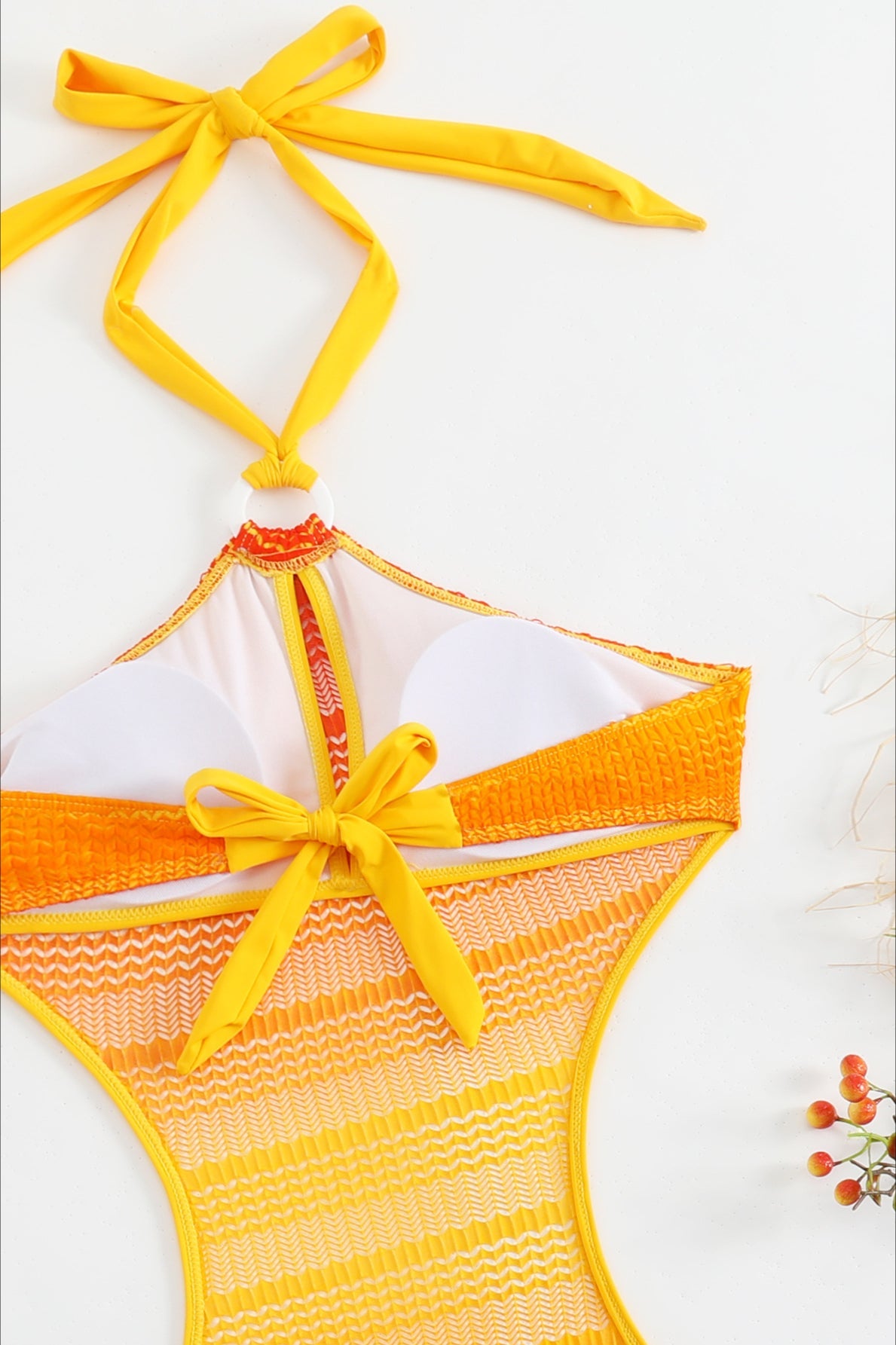 Conjunto de una pieza con cuello halter de encaje y aberturas