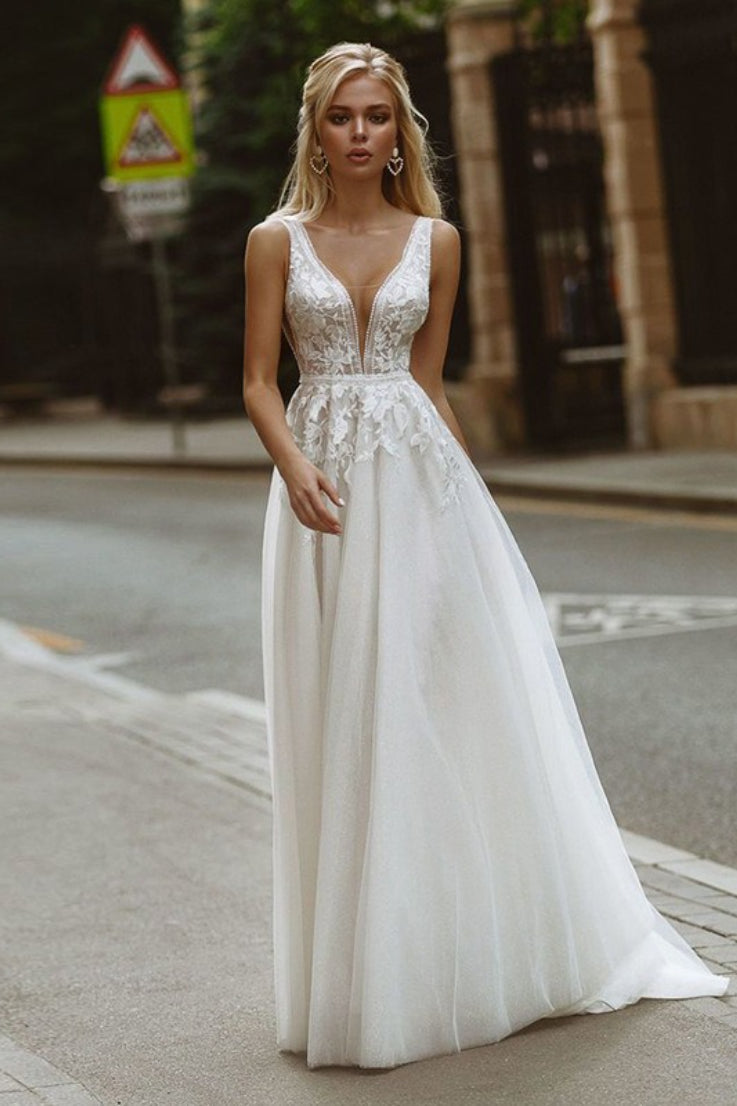Vestido de Novia Minimalista con Encaje, Escote Pronunciado en V y Espalda Descubierta