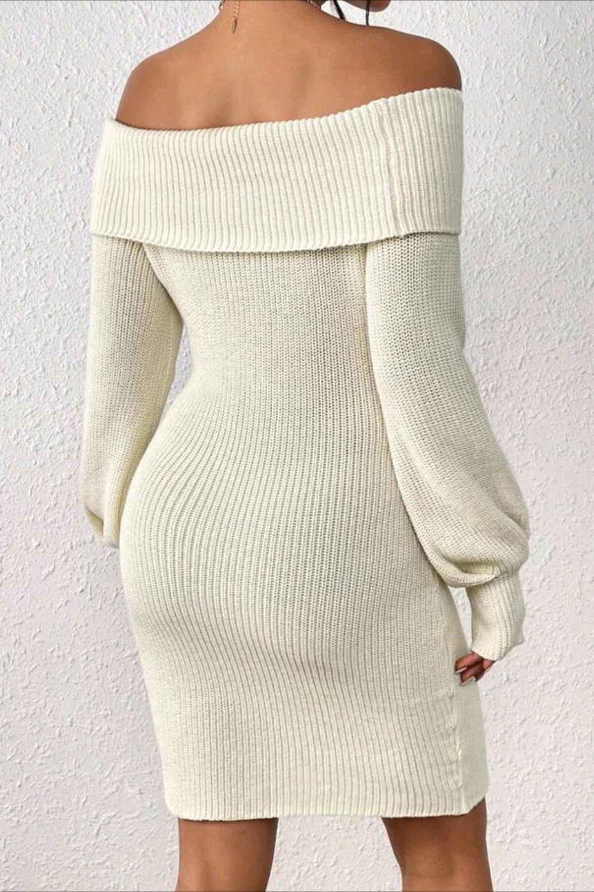 Vestido de punto entallado con hombros descubiertos y manga larga