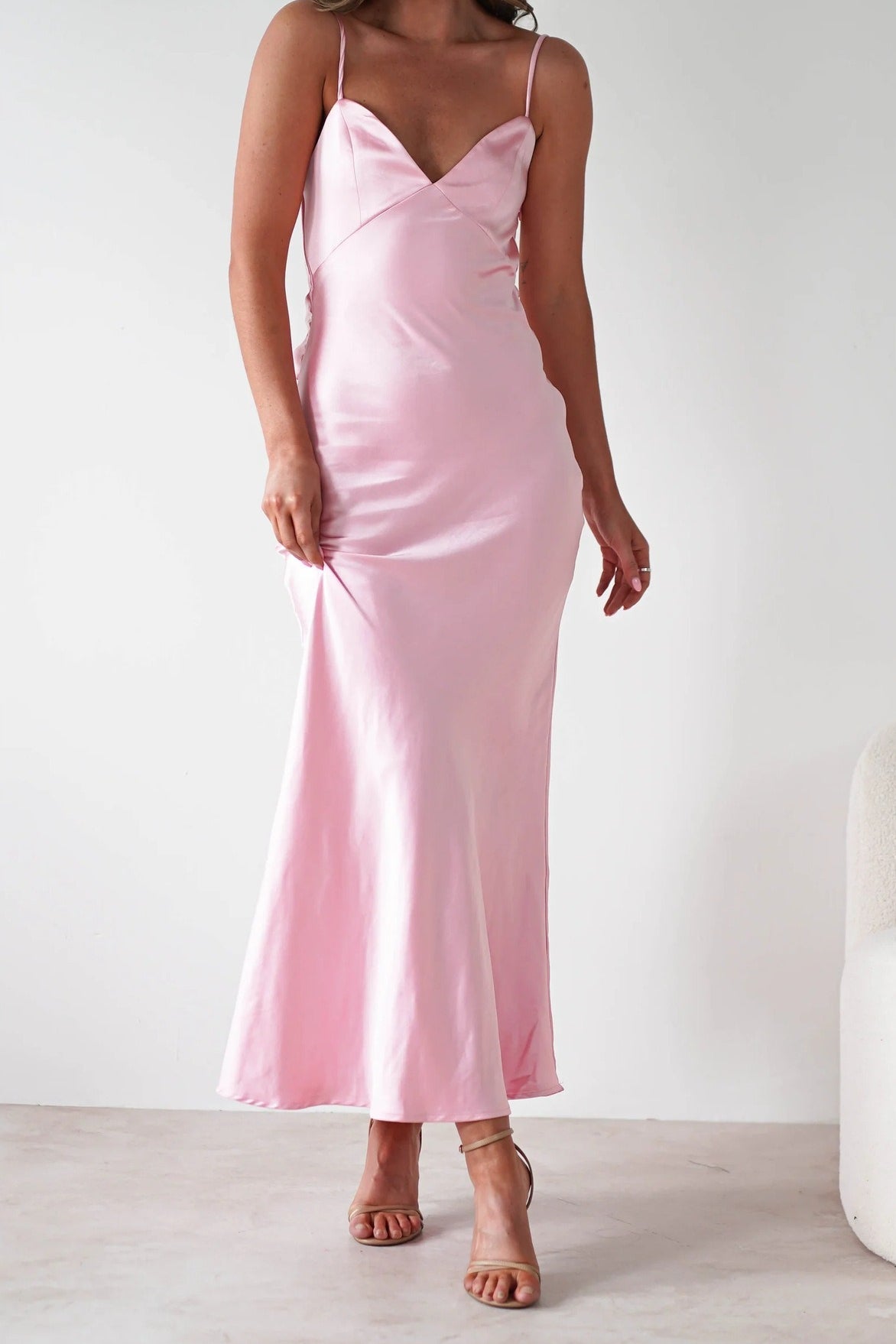 Vestido de fiesta sin espalda con lazo de satén